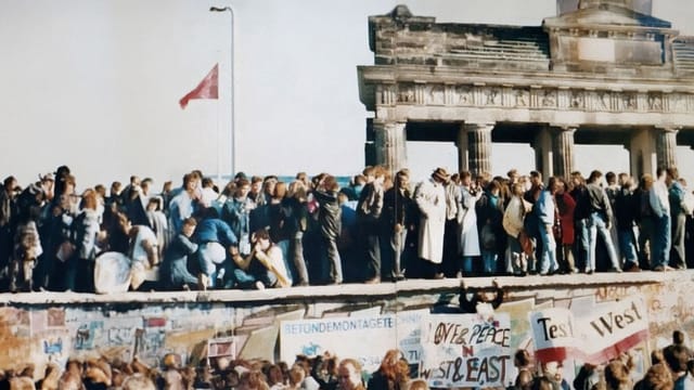 Die Frau am Brandenburger Tor - 9. Nov 1989 kostenlos streamen | dailyme