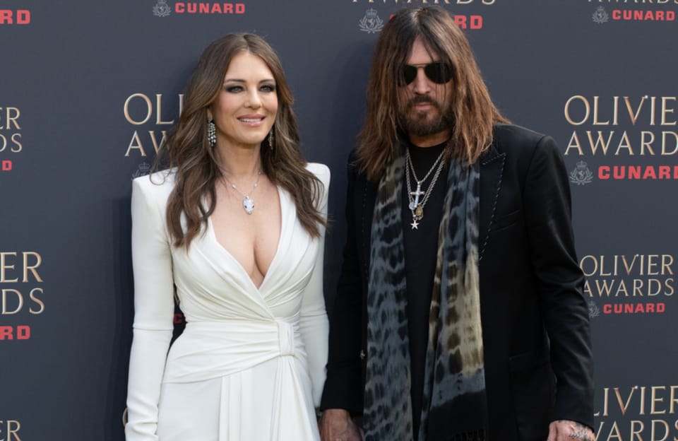 Elizabeth Hurley: Darum funktioniert ihre Beziehung mit Billy Ray Cyrus 'sehr gut'