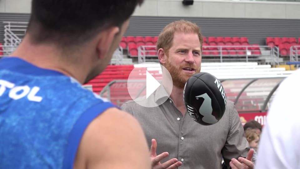 Royal kickt mit: Prinz Harry probiert sich beim Football