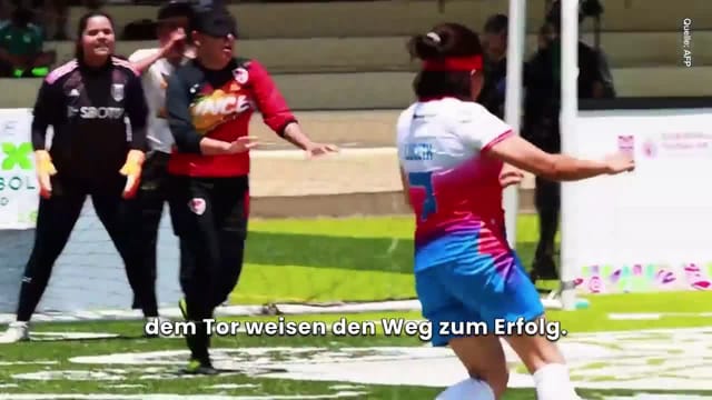 Sport ohne Augenmaß: Blinde Fußball-Heldinnen im Video