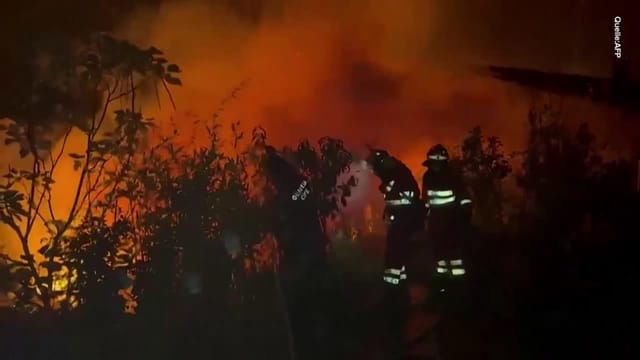 Verheerender Waldbrand bei Madrid: Einsatzkräfte im Feuer-Video