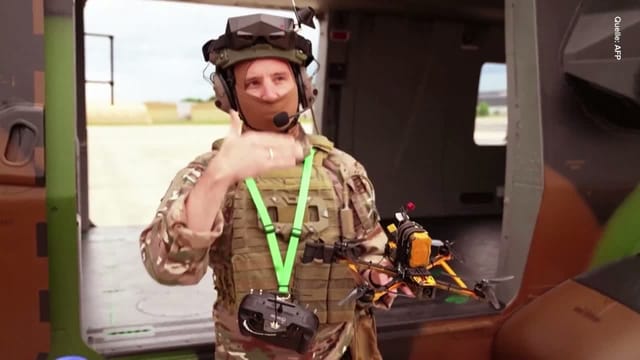 Hubschrauber steuern Drohnen: Neue Taktik im Video