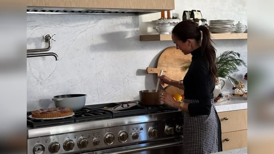 Fans mock: Duchess Meghan cooks with stove turned off