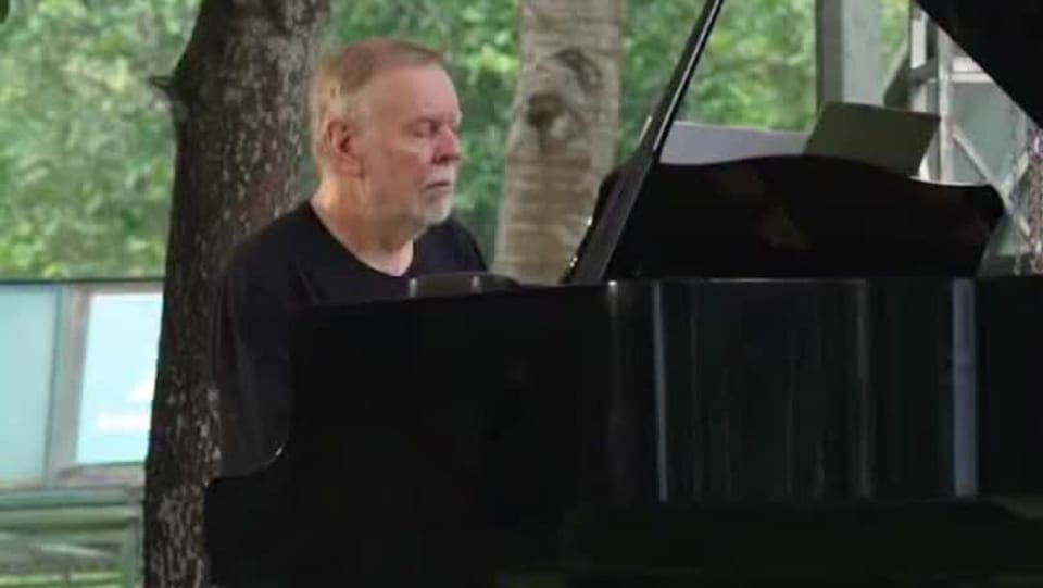 Rock musician gives an exclusive concert for traumatized bears