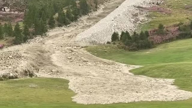 Schlammlawine überrollt Golfplatz: Camper werden evakuiert
