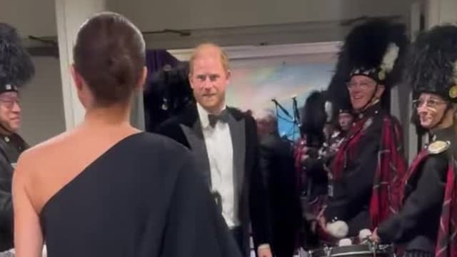 "Wo sind denn meine?" Prinz Harry scherzt mit Musikern
