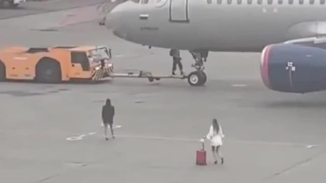 Flug verpasst: Zwei Passagiere laufen über das Rollfeld