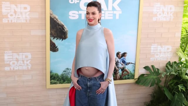 Lässig in Jeans: Anne Hathaway zeigt nackten Babybauch