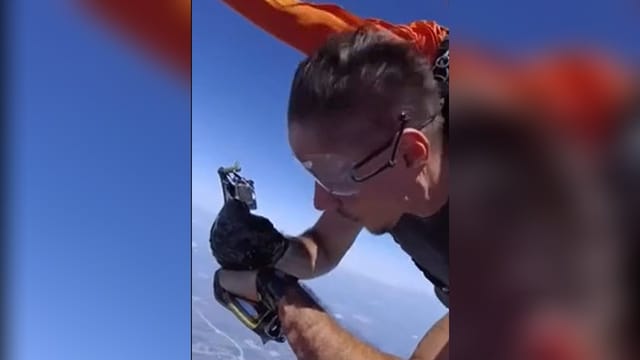 Künstler sticht sich während Fallschirmsprung ein Tattoo