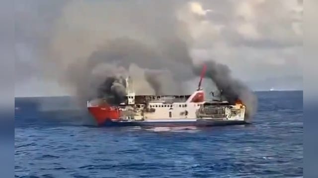 Fähre mit 200 Passagieren brennt ab: Eine Tote