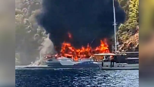 Türkei: Schiff mit über 100 Touristen brennt lichterloh