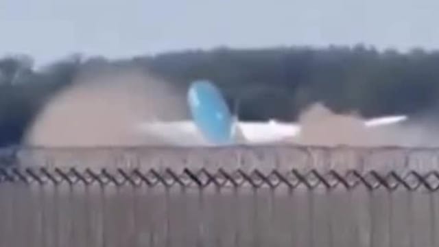 Flugzeug verpasst Ende der Startbahn und verliert Teile bei Landung