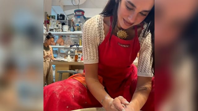 Mit vollem Einsatz: Dua Lipa entdeckt das Töpfern für sich
