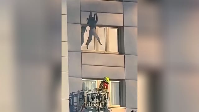 Berlin: Frau springt aus 11. Stock in Feuerwehrkorb