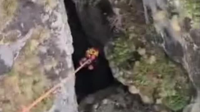 Millimeterarbeit: Retter 48 Meter in enge Felsspalte abgeseilt