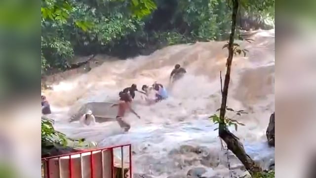 Warnschilder ignoriert: Fluss reißt Touristen mit