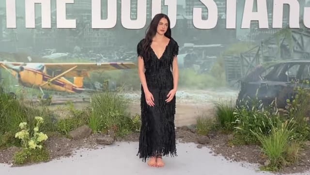 Unten ohne unterwegs: Margaret Qualley kommt fast barfuß zu Premiere