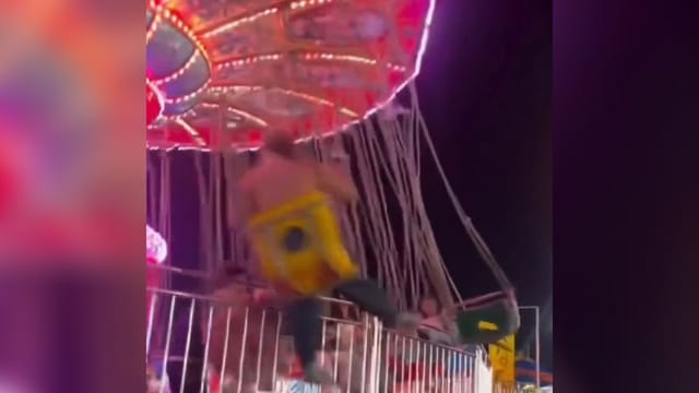 Kettenkarussell versagt: Fahrgäste krachen in Absperrung
