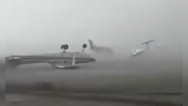 Gigantische Sturmböen wirbeln Flugzeuge umher