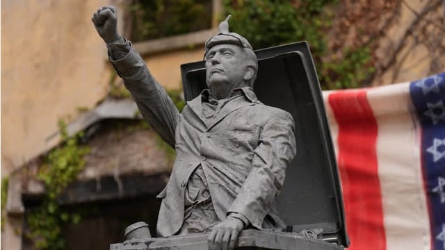 Protest in Irland: Donald Trump grüßt aus der Mülltonne