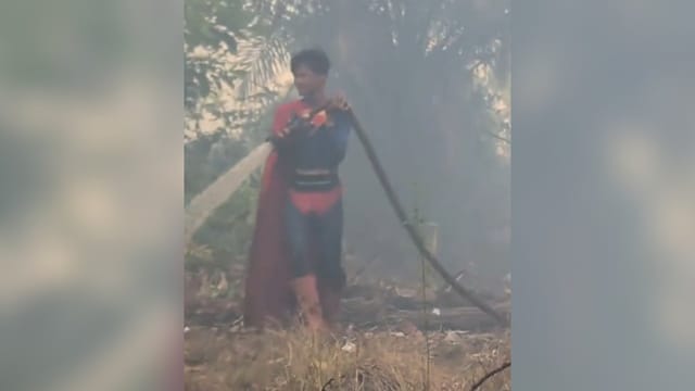 Teenager im Superman-Kostüm kämpft gegen Waldbrände