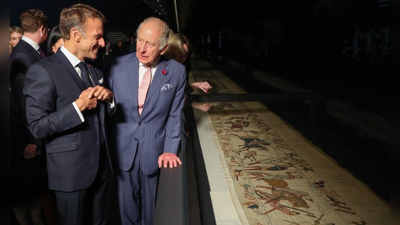 König Charles III. und Emmanuel Macron besichtigen Teppich von Bayeux