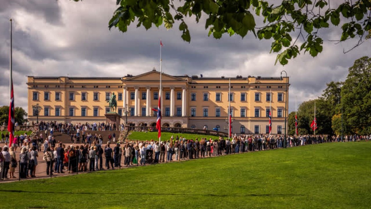 Endlose Schlange vor Palast: Norweger nehmen Abschied von König Harald