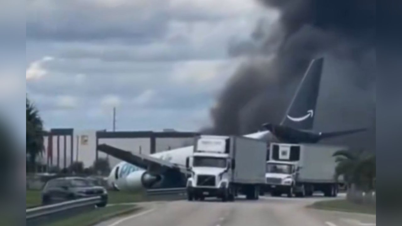 Dramatische Bilder: Flugzeug rast über Landebahn hinaus