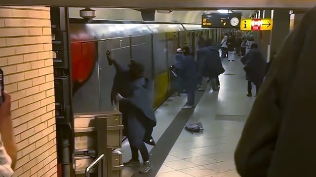 Mitten am Tag: Maskierte besprühen U-Bahn in Berlin