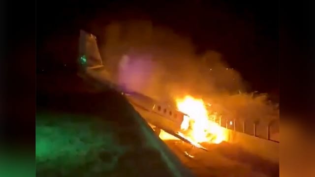 Flugzeug schießt über Landebahn hinaus und brennt ab