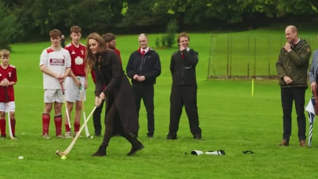 Auf der Isle of Bute: Kate und William versuchen sich im Shinty