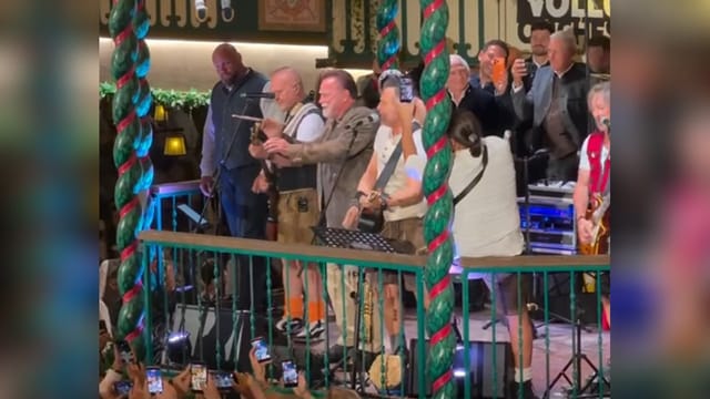 "I'll be back": Arnold Schwarzenegger dirigiert beim Oktoberfest