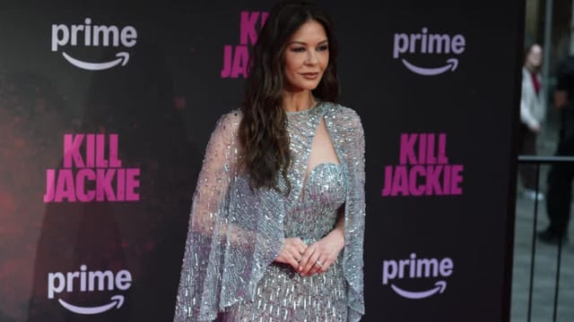 Catherine Zeta-Jones verzaubert London in glitzernder Robe