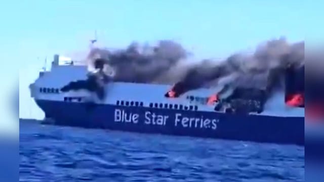 Drama vor Mykonos: Fähre gerät in Vollbrand