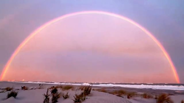 Seltener rosa Regenbogen begeistert hunderte Zuschauer