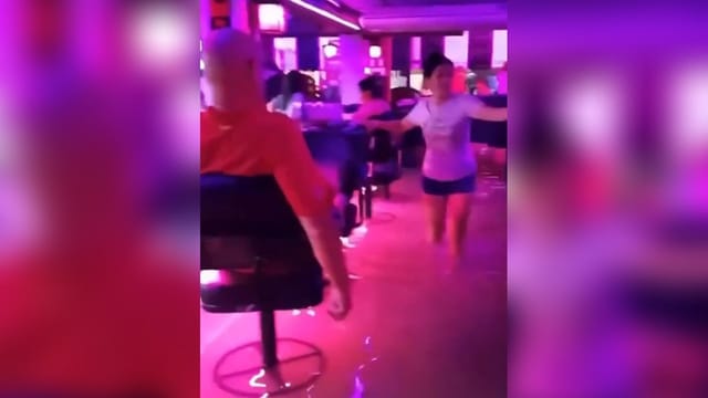 Hochwasser flutet Bar: Touristen feiern einfach weiter