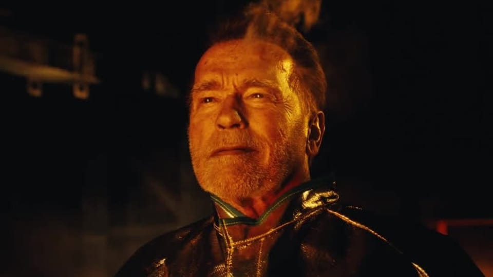 Arnold Schwarzenegger schickt Roboter in flüssigen Stahl