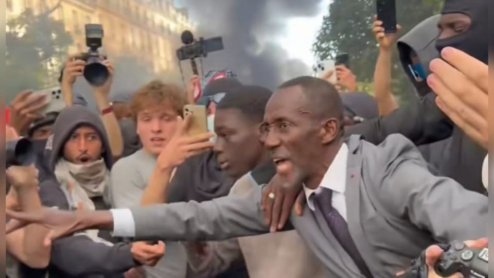 Bürgermeister stellt sich zwischen Polizei und Demonstranten