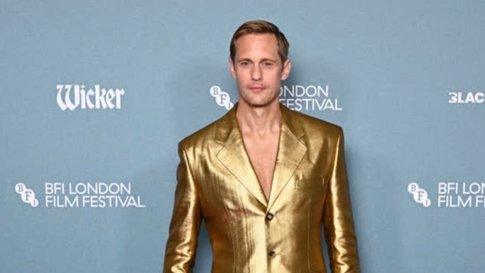 Alexander Skarsgård polarisiert mit Gold-Anzug und Plastik-Schuhen
