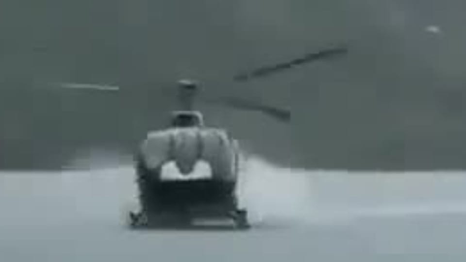 Hubschrauber macht Bruchlandung in einen See
