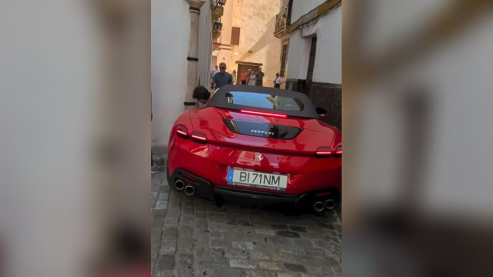 Nichts geht mehr! Ferrari steckt in Altstadtgasse fest