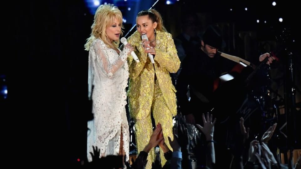 Miley Cyrus ehrt verstorbene Dolly Parton unter Tränen auf der Bühne