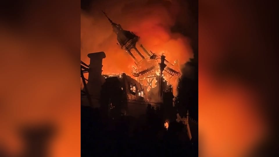 Randalierer zünden Rathaus in Limoges an - Turm kracht in die Tiefe