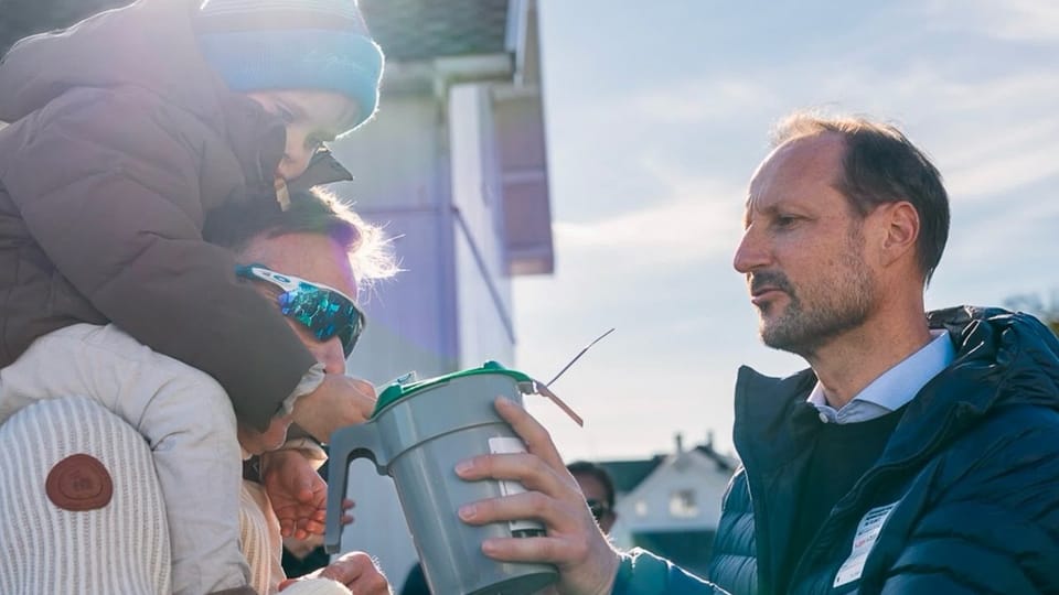 König Haakon zieht mit Spendenbüchse durch die Straßen
