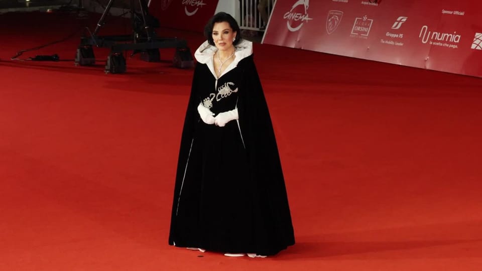 Kris Jenner: Glamouröser Auftritt im Samt-Cape von Elizabeth Taylor