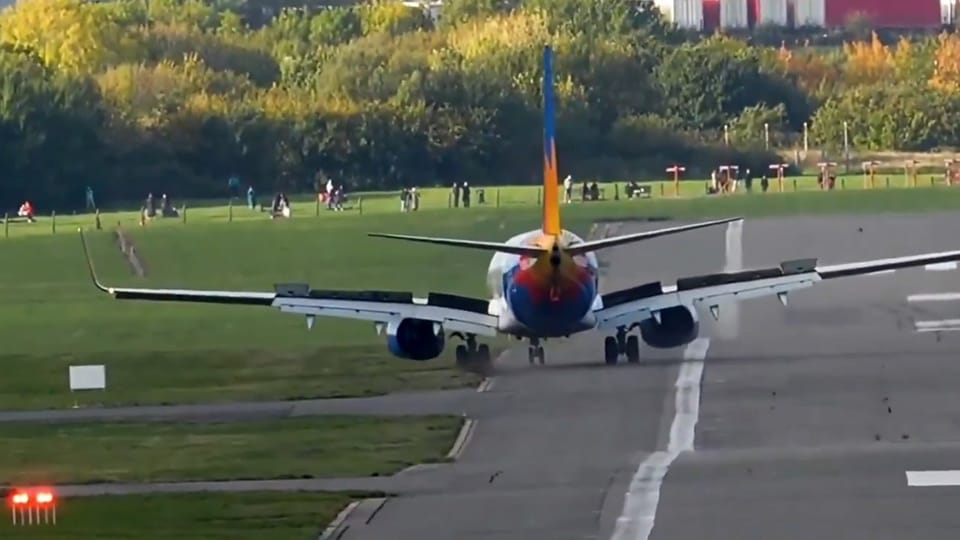 Heftige Sturmböe lässt Boeing ins Gras schlittern