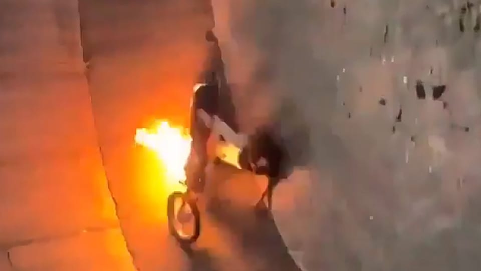 Motorrad fängt Feuer: Stuntfrau fällt von Steilwand