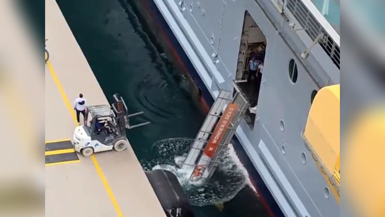 Peinlich! Luxusschiff verliert Gangway im Hafen
