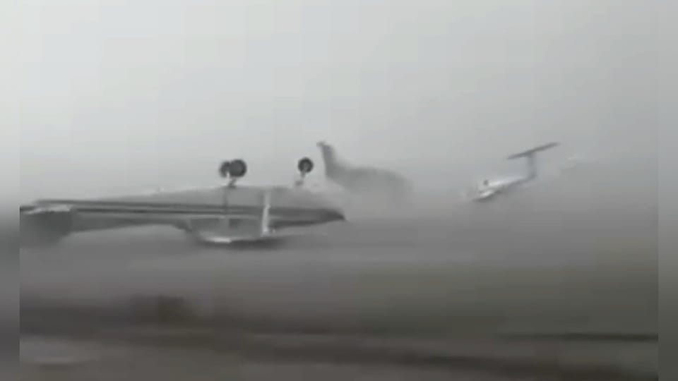 Gigantische Sturmböen wirbeln Flugzeuge umher