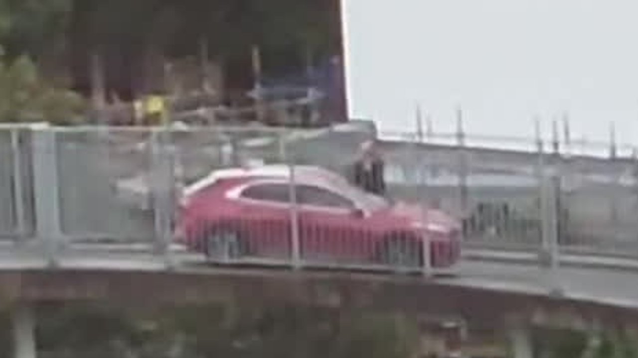 Auto verirrt sich auf enge Fußgängerbrücke